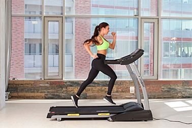 Тренируясь на беговой дорожке - никогда не держитесь за поручни!